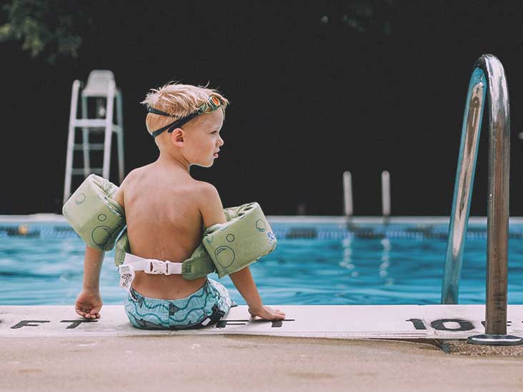 Boy-sitting-on-side-of-pool
